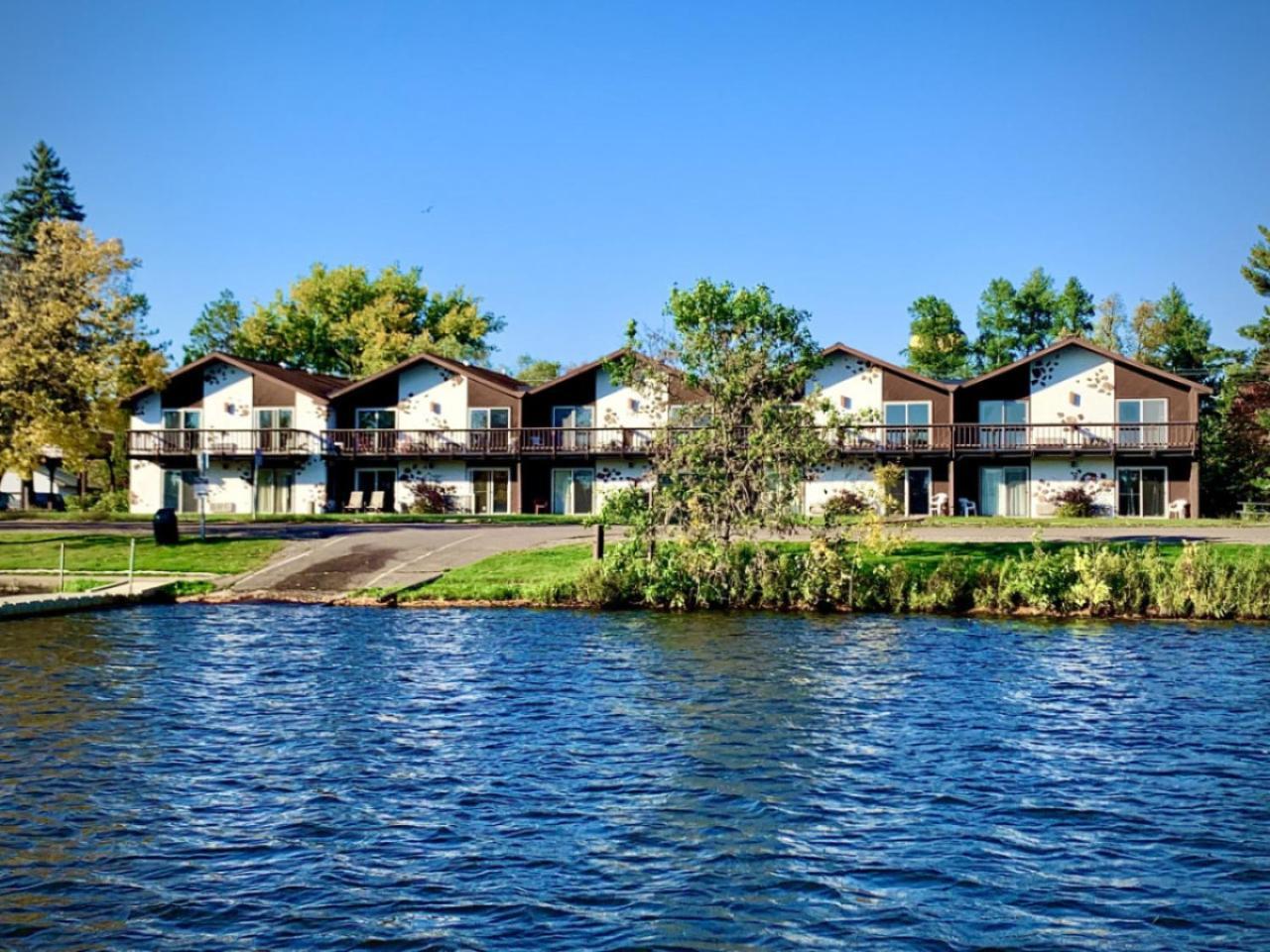 Bridge Inn Tomhawk - 2Nd Floor, 1 King Size Bed, Balcony, River View Tomahawk Екстериор снимка