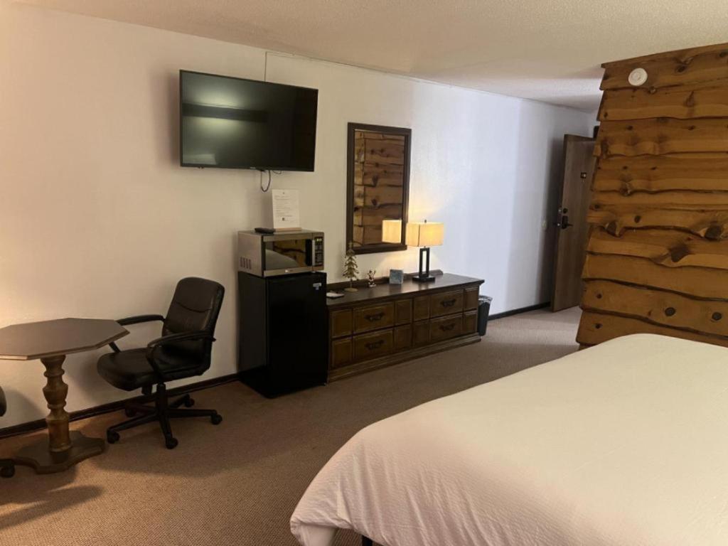 Bridge Inn Tomhawk - 2Nd Floor, 1 King Size Bed, Balcony, River View Tomahawk Екстериор снимка