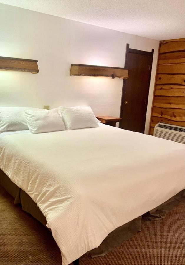 Bridge Inn Tomhawk - 2Nd Floor, 1 King Size Bed, Balcony, River View Tomahawk Екстериор снимка