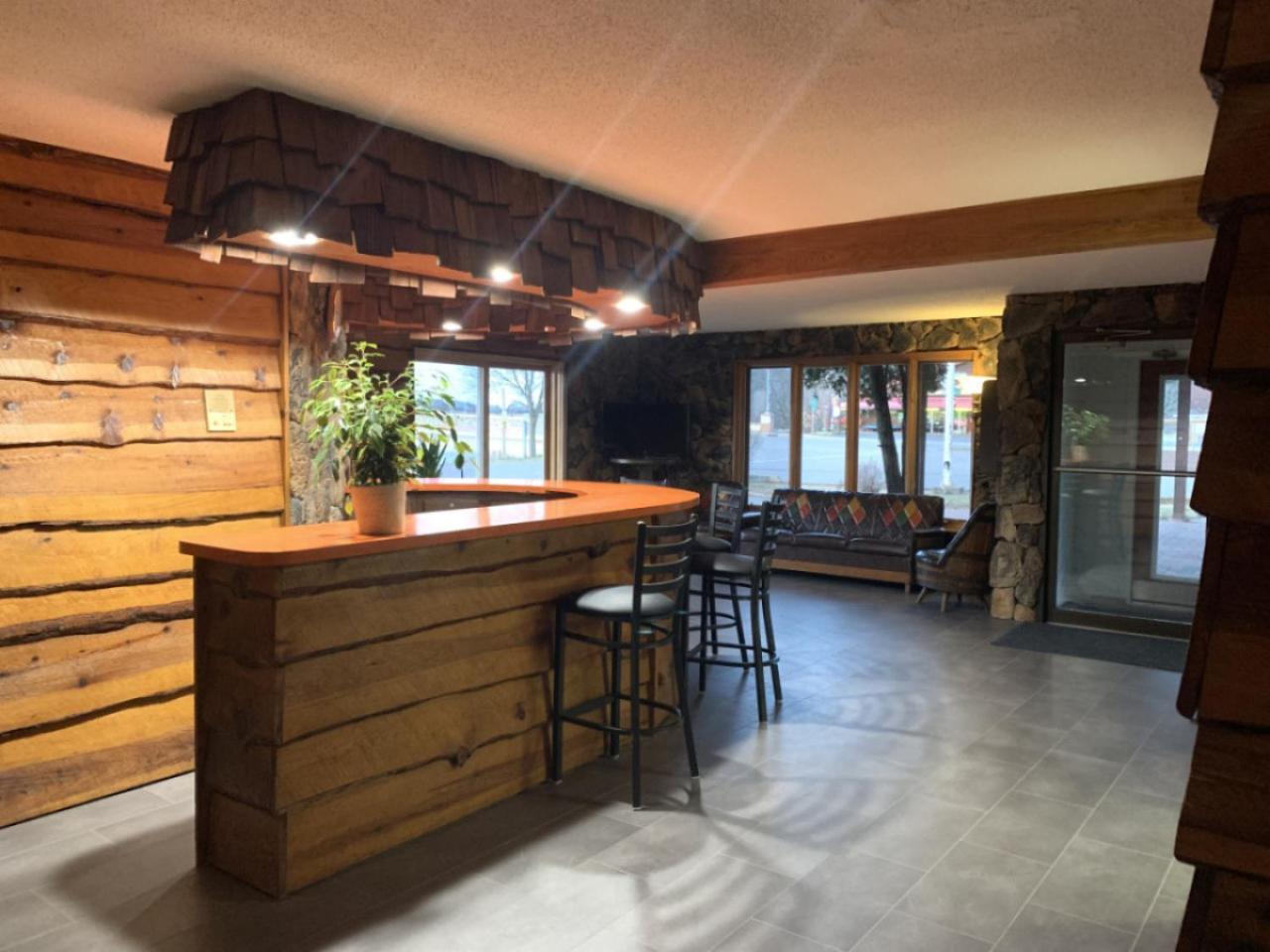 Bridge Inn Tomhawk - 2Nd Floor, 1 King Size Bed, Balcony, River View Tomahawk Екстериор снимка