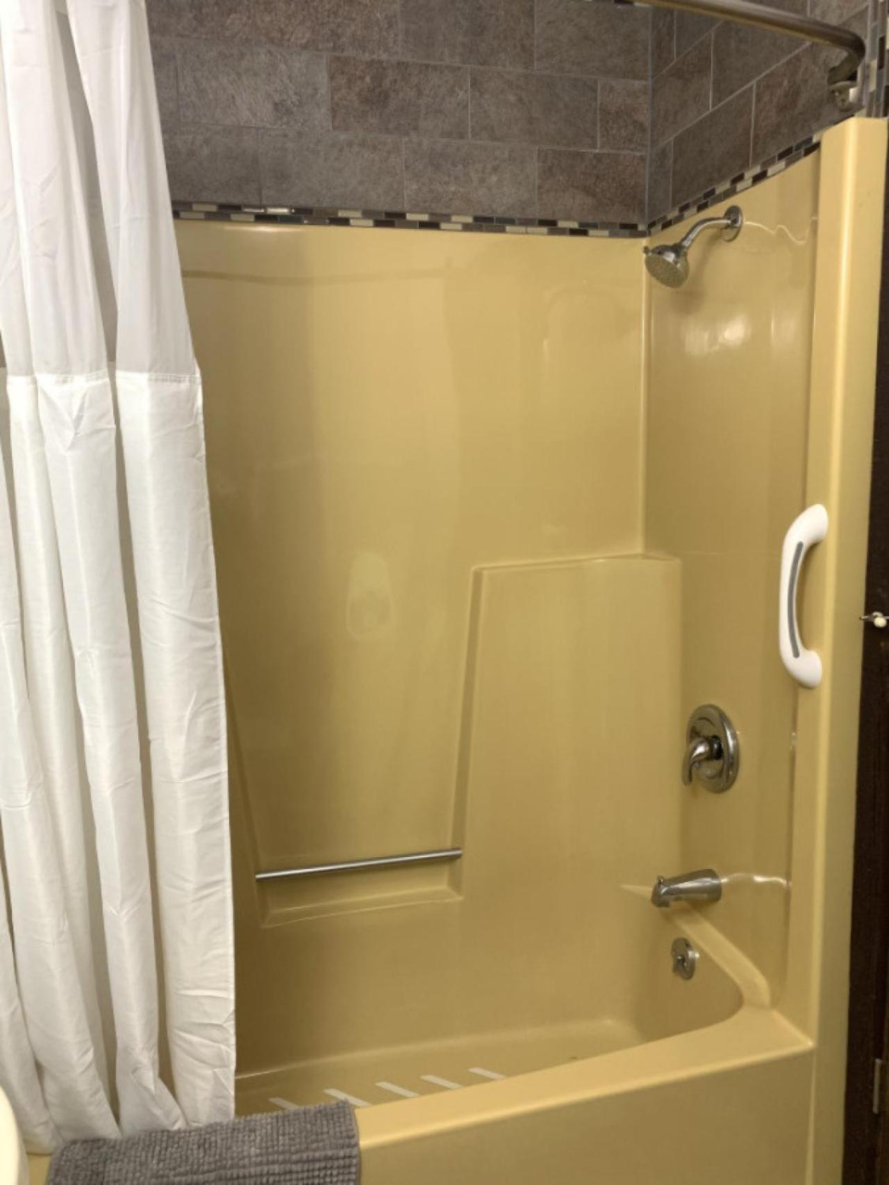 Bridge Inn Tomhawk - 2Nd Floor, 1 King Size Bed, Balcony, River View Tomahawk Екстериор снимка
